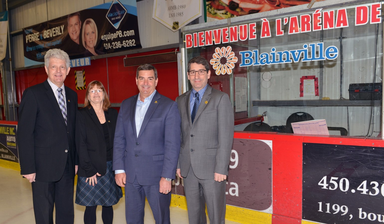 Serge Paquette (président de la Commission des sports et loisirs et conseiller municipal), Nicole Ruel (présidente de la Commission du développement durable et de l’environnement et conseillère municipale), Richard Perreault (maire de Blainville) et Patrick Lépine (directeur du Service du génie et responsable du projet).