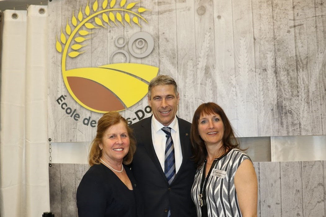 La présidente de la CSSMI, Paule Fortier, le directeur général de la CSSMI, Jean-François Lachance, et la directrice de l'école des Blés-Dorés, Sophie Daigneault.