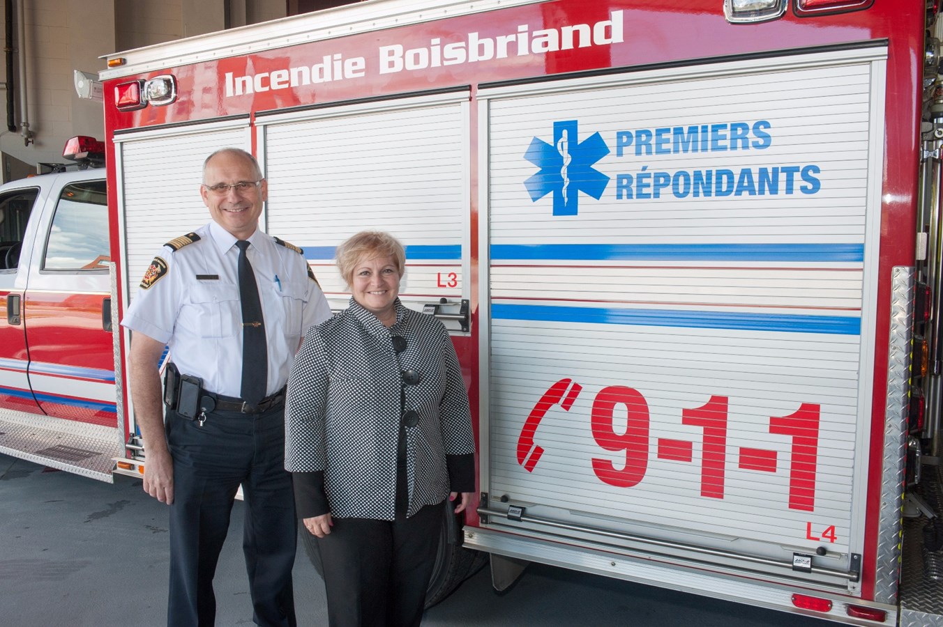 La mairesse de Boisbriand, Marlene Cordato, accompagnée du directeur du Service de sécurité incendie, Claude Prévost.
