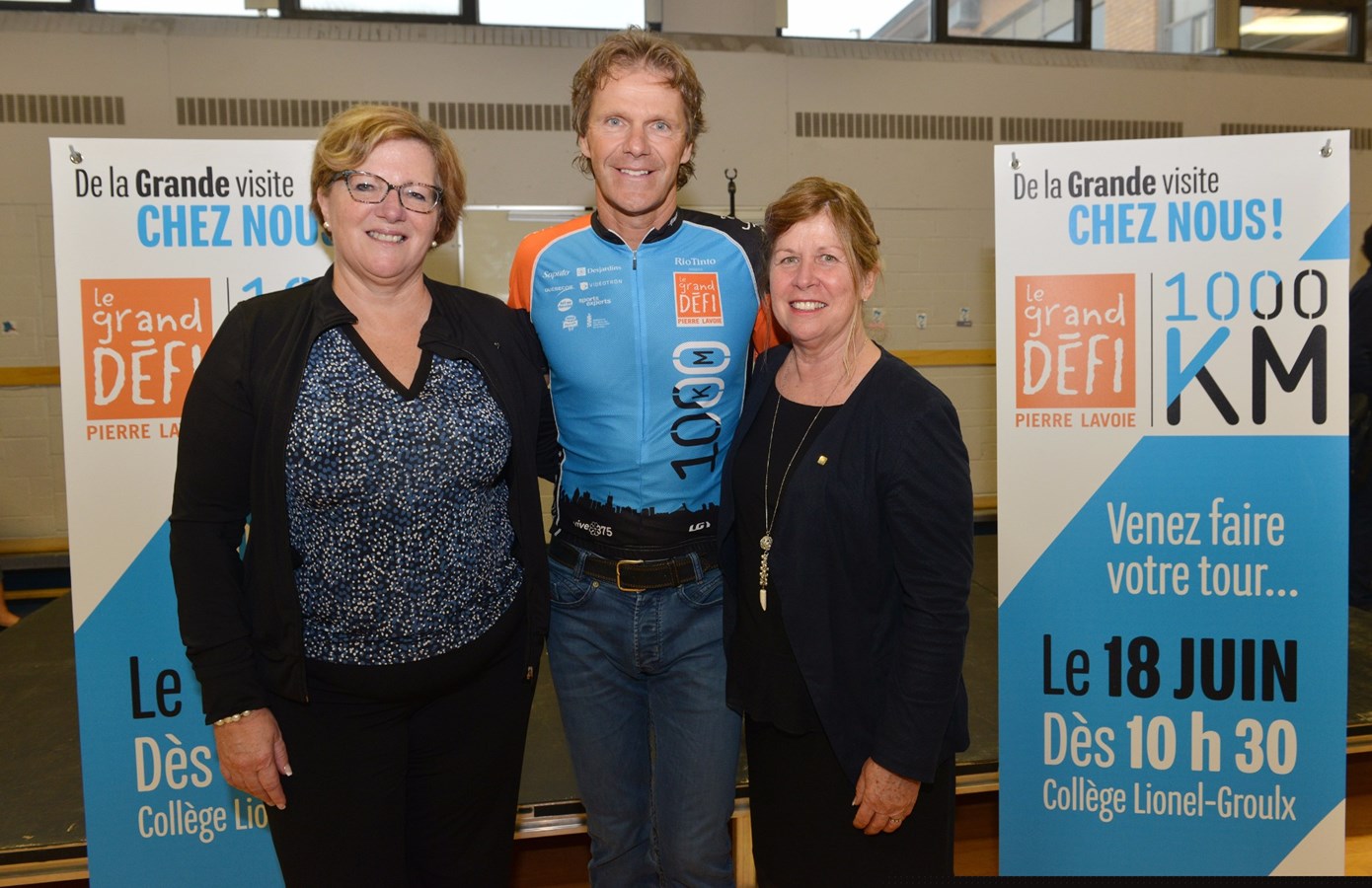 La mairesse de Sainte-Thérèse, Sylvie Surprenant, Pierre Lavoie et la présidente de la CSSMI, Paule Fortier.