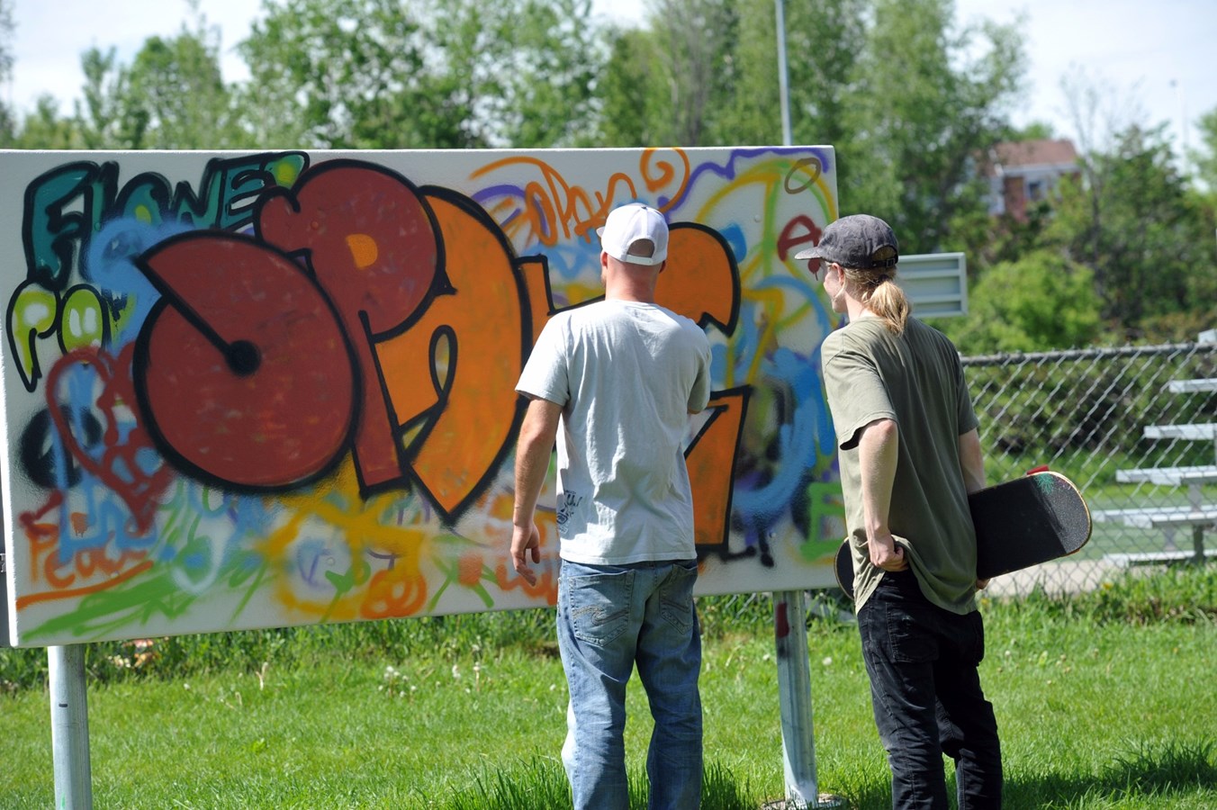 Des jeunes participent à une journée de nettoyage de graffitis