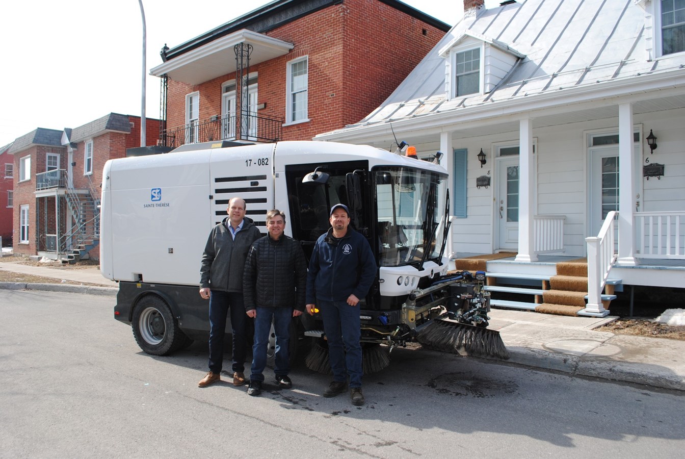 Messieurs Roch Arbour, directeur du Service des travaux publics, parcs et bâtiments, Luc Vézina, élu municipal et Stéphane Cousineau, opérateur.