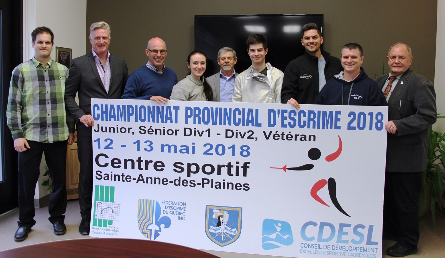 Maxime Thérien (Ville Sainte-Anne- des-Plaines), Dominique Tesseire (Fédération d’escrime du Québec), Alain Lacasse (Ville
Sainte-Anne- des-Plaines), Audrey-Anne Bourgeois (athlète), Denys Gagnon (Ville Sainte-Anne- des-Plaines), Marc-Olivier Chénier
(athlète), Philippe Dugas (CDESL), Gilbert Gélinas (Seigneurs de la Rive-Nord), Guy Charbonneau (maire, Ville Sainte-Anne- des-Plaines)