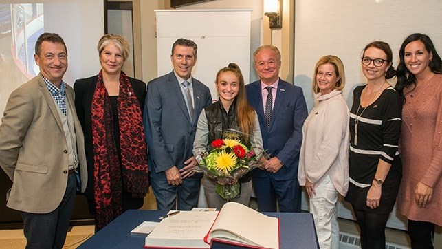 La jeune femme de 17 ans, entourée des élus lors de la soirée rendue en son hommage.