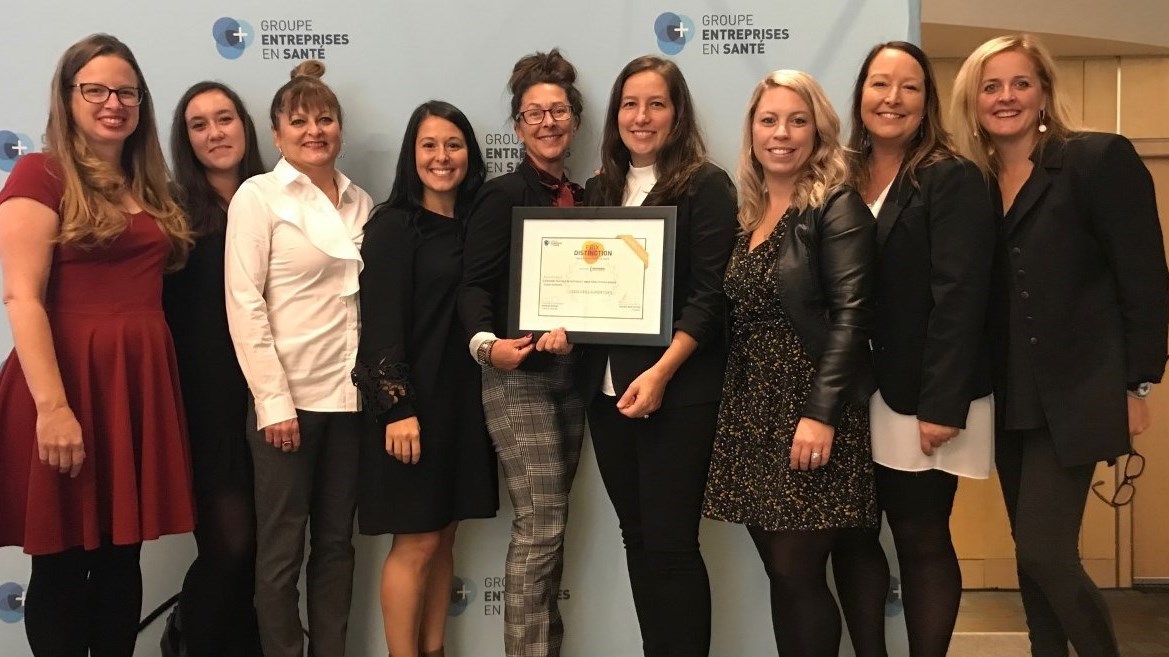 Les représentantes du CISSS des Laurentides posent fièrement avec le certificat du Prix Distinction, catégorie Pratiques de gestion et mieux-être psychologique.