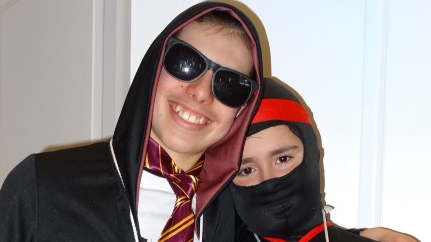 Zachary, 11 ans, (à droite) est le porte-parole régional de la campagne des tirelires d’Halloween 2019. Ce garçon courageux combat une leucémie aiguë lymphoblastique. Sur la photo, il est en compagnie de son grand frère Nicolas (à gauche).