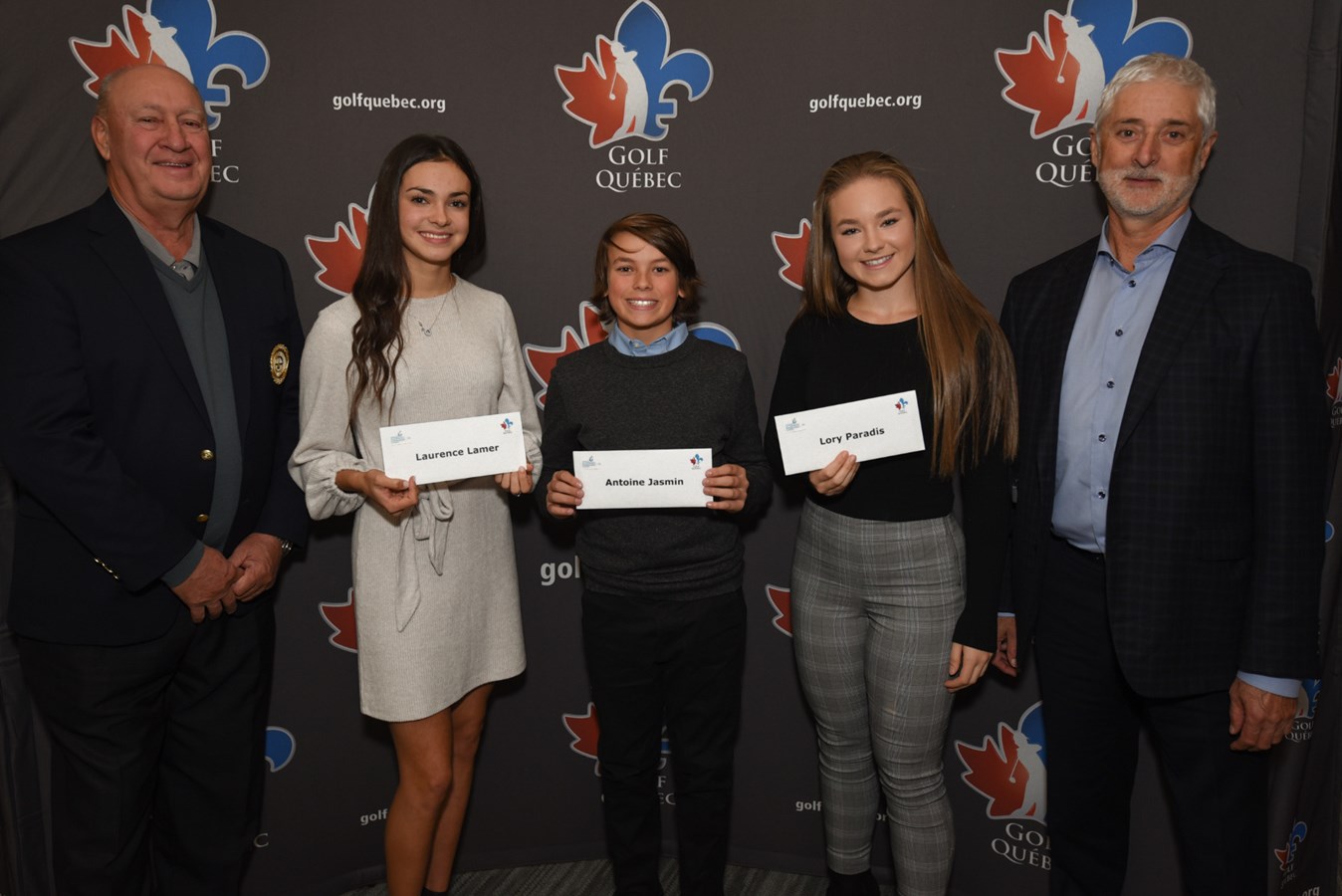Laurence Lamer , Antoine Jasmin et Lory Paradis sont accompagnés de messieurs Denis Loiselle, président de Golf Québec et Claude Chagnon, président de la FAEQ.