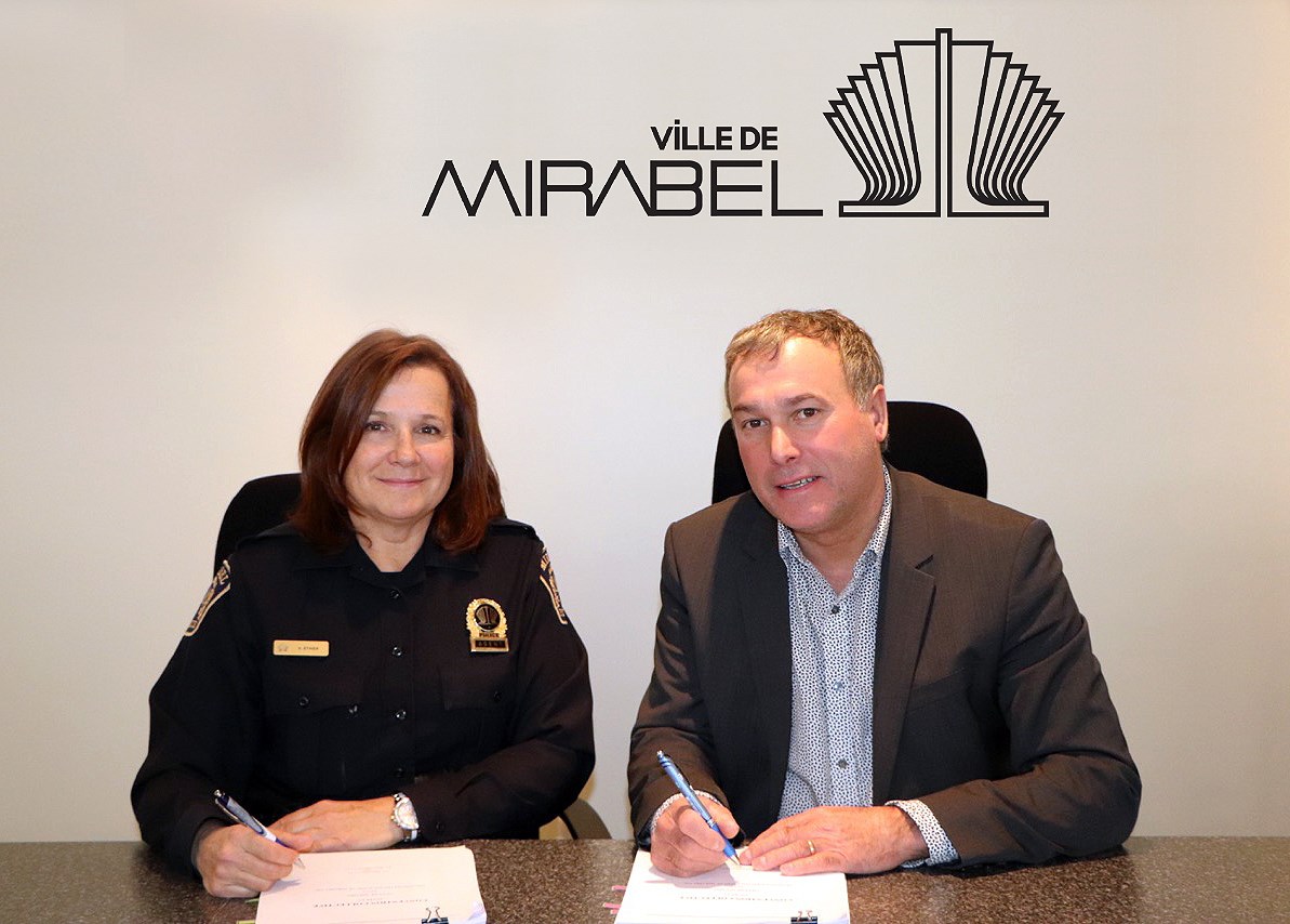 Le maire Jean Bouchard et la présidente de la Fraternité des policiers de Mirabel inc., Suzanne Ethier, procédaient le 20 novembre dernier, à la signature de la nouvelle convention collective pour une période de 8 ans, du 1er janvier 2018 au 31 décembre 2025.
