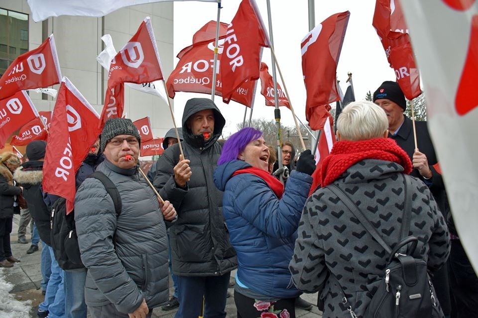 Paccar met les membres d’Unifor en lock-out à son usine de Sainte-Thérèse