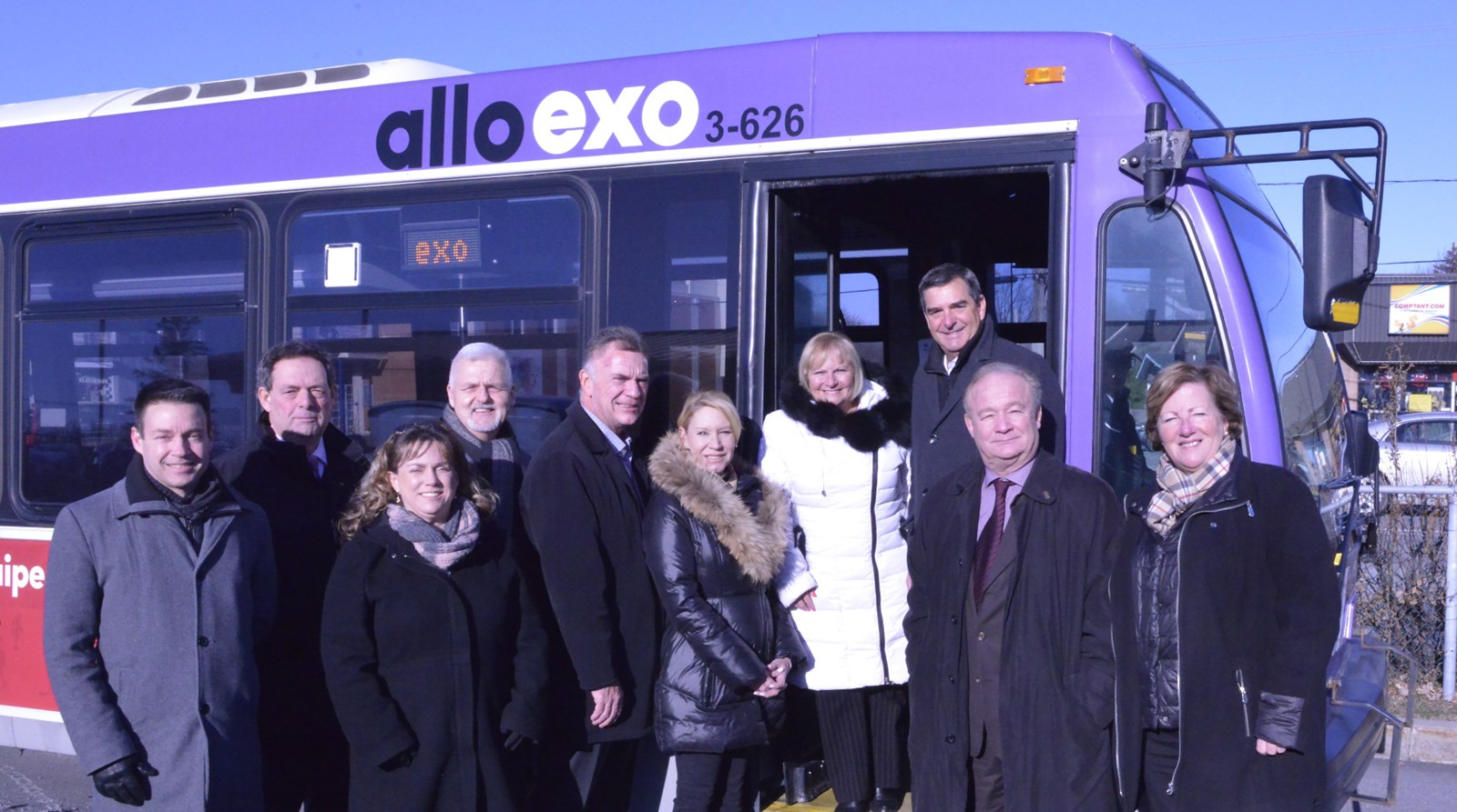 De gauche à droite: Éric Bergeron, Directeur – Solutions d’affaires TI/STI (Exo); Pierre Charron, maire de Saint-Eustache; Anouk Racette, Directrice – Transport régulier (Exo); Gilles Blanchette, maire de Bois-des-Fillion; Denis Martin, maire de Deux-Montagnes; Sonia Fontaine, mairesse de Pointe-Calumet; Marlene Cordato, mairesse de Boisbriand; Richard Perreault, maire de Blainville; Eric Westran, maire de Rosemère et Sylvie Surprenant, mairesse de Ste-Thérèse.