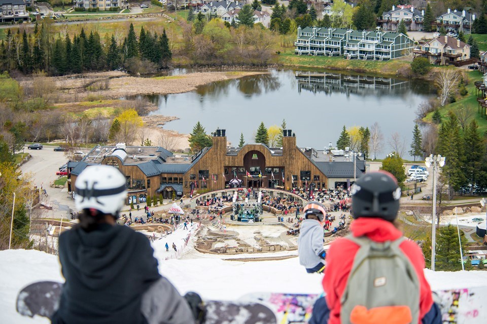 Du ski en juin au Sommet Saint-Sauveur