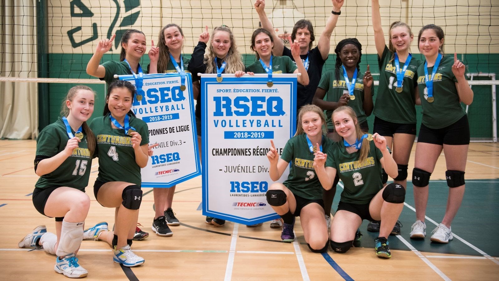 L'équipe de volleyball juvénile fille : une 1re place en saison et au championnat régional, en plus d'une médaille d'or en division 3.