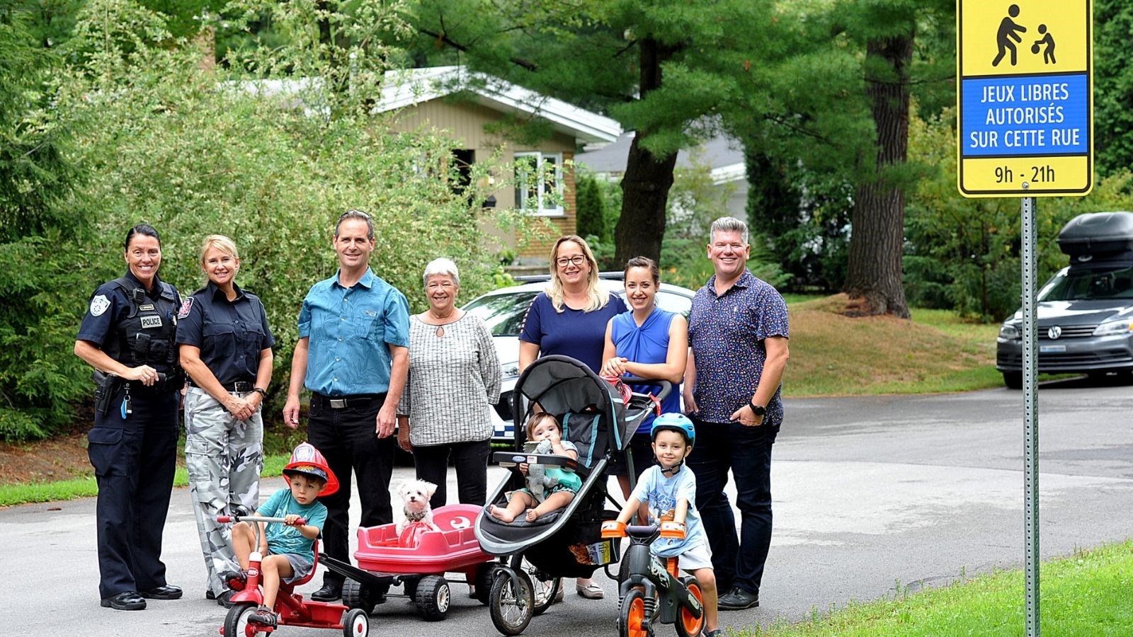 Chantal Lefebvre, agente à la Régie de police Thérèse-De Blainville, Caroline Bisson, agent de prévention au Service de sécurité incendie de la Ville, Christian Charron, conseiller municipal à la Ville, Lucie Laporte, citoyenne, et ses deux-petits fils Charles et Édouard, Johane Michaud, conseillère municipale à la Ville, Sabrina Charbonneau-Carmel, citoyenne, et sa fille Éliane, et Joël Boulay, directeur du Service de la culture et des loisirs à la Ville.