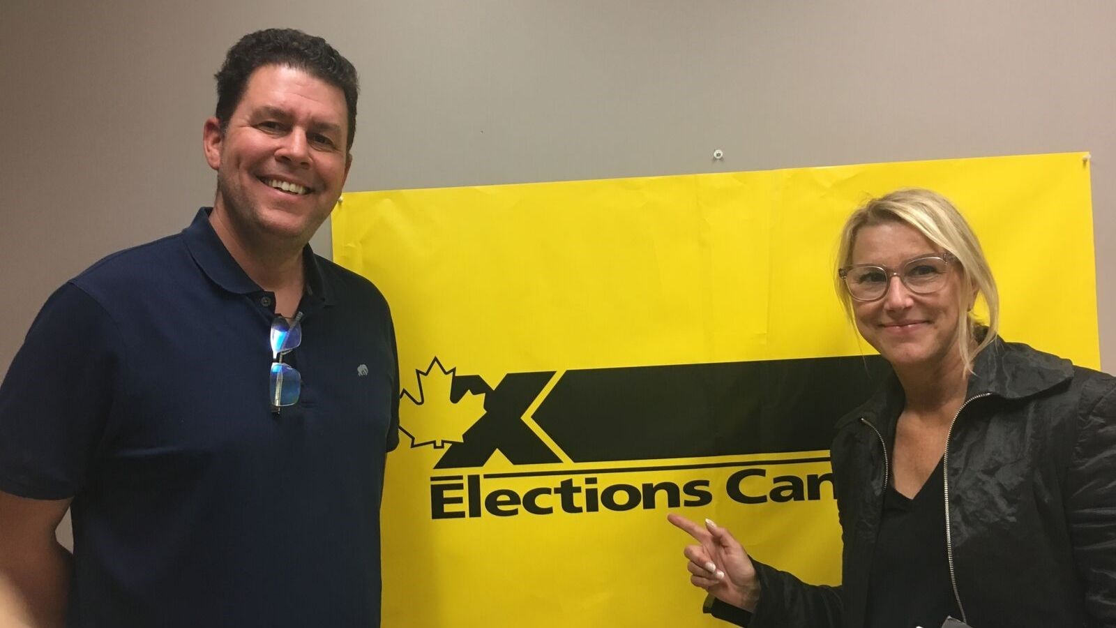 Mme Marie Claude Fournier, candidate en compagnie du directeur de campagne, Frédérick Desjardins, aux bureaux d'Élections Canada.