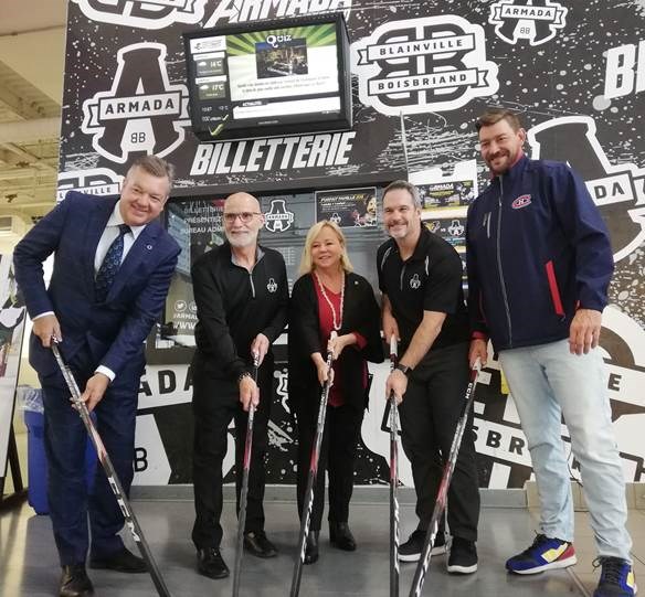 Joé Bélanger, président d’honneur pour le match de hockey et directeur de la Caisse Desjardins Thérèse-de-Blainville pose fièrement avec Mario Marois, président de l’Armada Blainville-Boisbriand, Sylvie Gauvin, directrice générale de Centraide Laurentides, Bruce Richardson, entraineur-chef de l’Armada Blainville-Boisbriand ainsi que Pierre Dagenais, joueur et représentant des Anciens Canadiens de Montréal.
