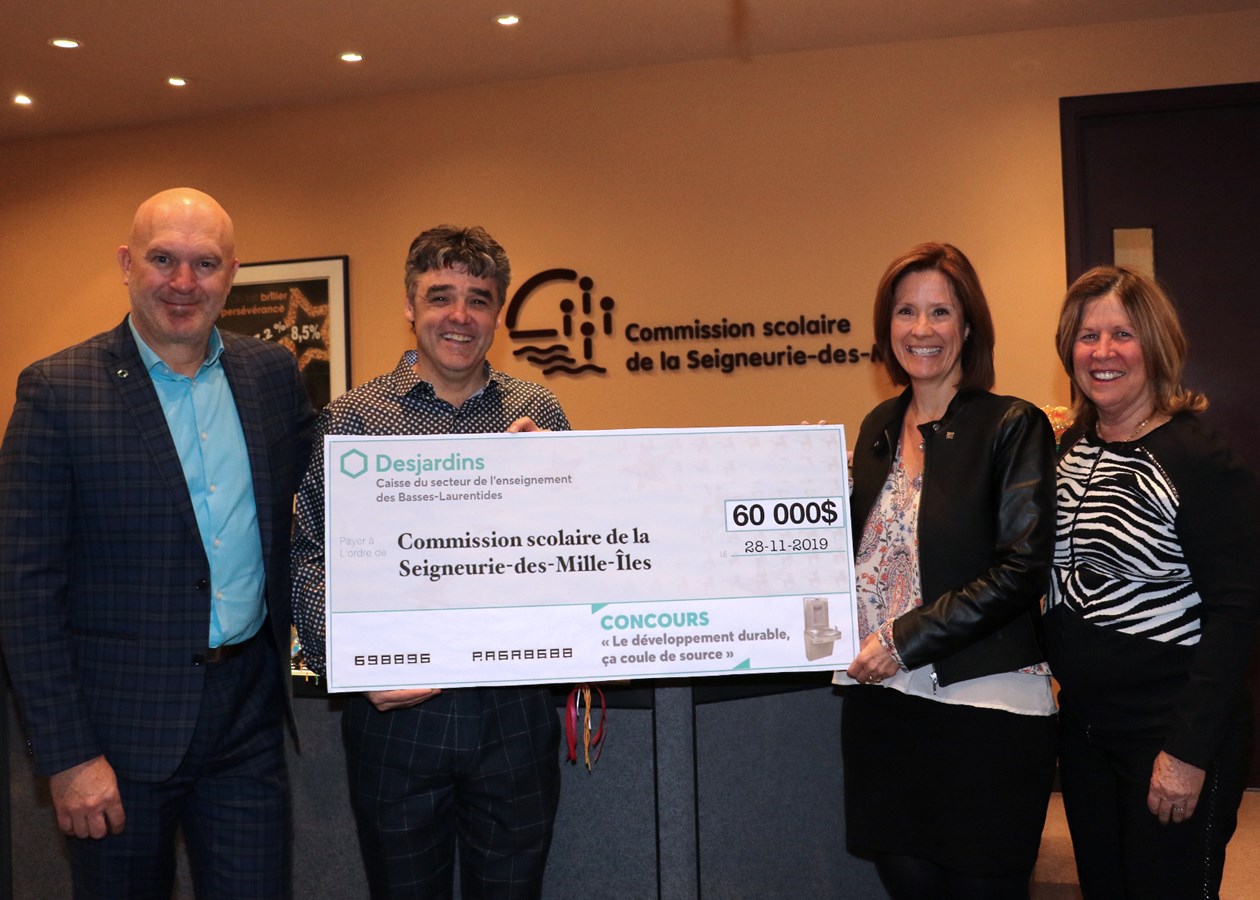 Paule Fortier (1re personne à droite) a accepté un chèque de 60 000$ de la Caisse Desjardins (secteur de l'enseignement) des Basses-Laurentides pour l'installation de fontaines intelligentes dans les écoles de la commission.