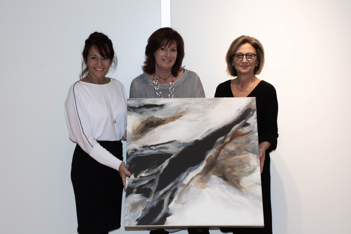 La conseillère municipale Marie-Claude Collin, l’artiste Louise Jolicoeur et Michèle Murray, présidente de la commission de la culture.