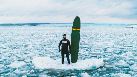 "Surfer Dan": se déroulant sur les vagues du Lac Supérieur au Michigan, un surfer prouve qu'avec courage, ouverture et créativité, on peut trouver tout ce qu’il faut pour créer dans notre cour arrière les plus beaux moments de notre vie.