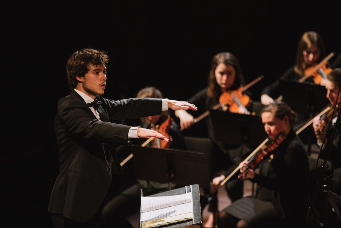 L'Orchestre de l'Agora est dirigé par Nicolas Ellis.