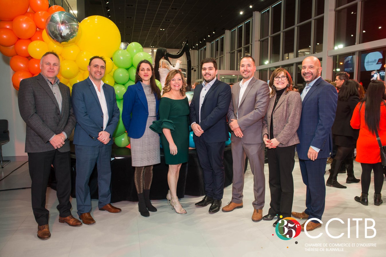 La présidente de la Chambre de commerce et d'industrie Thérèse De-Blainville, Sophia Lavergne (au centre, en vert), entourée des partenaires principaux lors du cocktail de la nouvelle année.