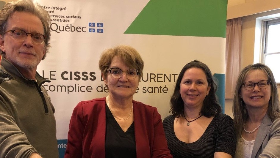 De gauche à droite: Henri Provost, président de la Société d'histoire de la Rivière-du-Nord; Rosemonde Landry, présidente-directrice générale du CISSS des Laurentides; Suzanne Marcotte, 2e vice-présidente de la SHRN et Linda Rivest, archiviste à la SHRN.