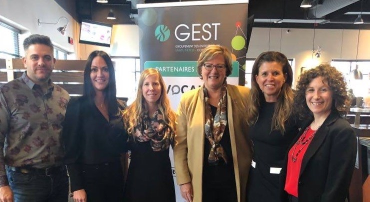 Avec les partenaires : Alexandre Rudolph (Vocalys), Marie-Chantale Desjardins (Prohibition Bar à bière), Catherine Hopper (La Petite Clinique), la mairesse Mme Sylvie Surprenant (Ville de Sainte-Thérèse), Marie-Noëlle Closson-Duquette (présidente du GEST) et Caroline Du Paul, agente de liaison du GEST.