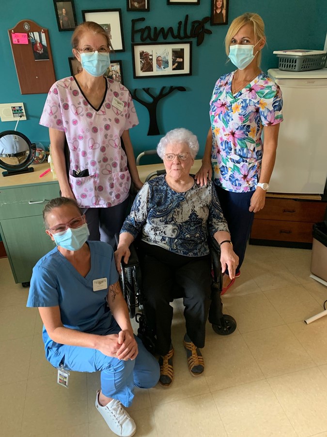 Nicole Bouthillette, Sonia Goupil, stagiaires, ainsi que Nathalie Dufour, préposée aux bénéficiaires mentor, entourent Alice Constantineau, résidente au Pavillon Philippe-Lapointe à Sainte-Agathe-des-Monts.