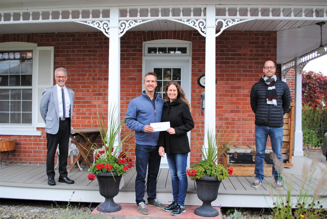 Normand Toupin, conseiller municipal, Benjamin Saint-Jacques et Mélanie Frappier, propriétaires du 26 rue Morris, et Emmanuel Farmer, urbaniste à la Ville de Sainte-Thérèse.