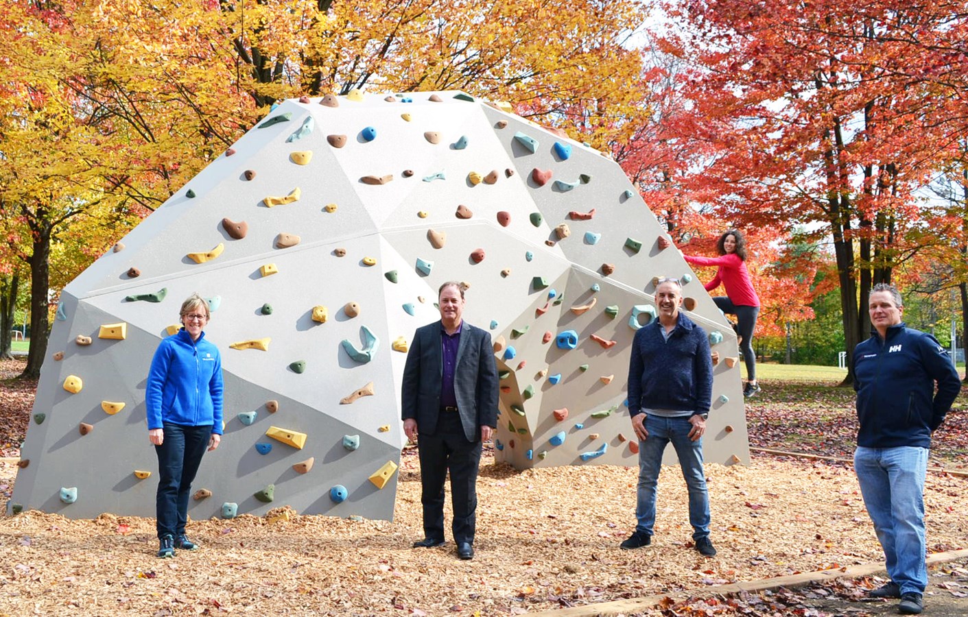 De gauche à droite: Edith Proulx, directrice du Service des loisirs de la culture (Ville de Lorraine); le maire Jean Comtois (Ville de Lorraine); Eric Tomeo (Trekfit) et Casey Cameron (Techsport).