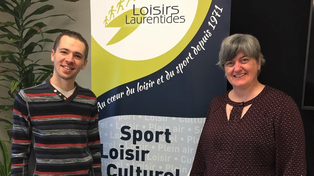 Le nouvel employé de Loisirs Laurentides, Sébastien Haineault en compagnie de la directrice générale, Élaine Lauzon.