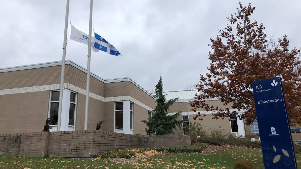 Sainte-Thérèse met ses drapeaux en berne à la suite des événements de Québec