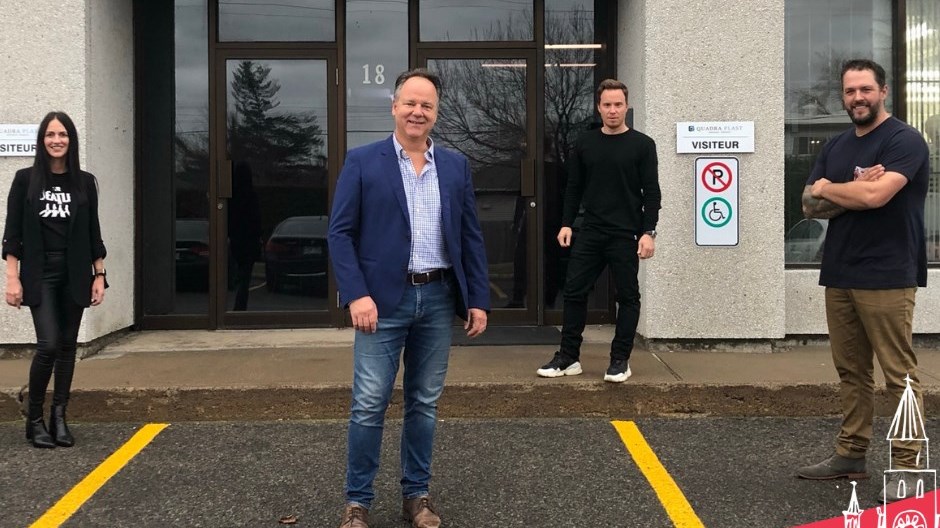 Sylvain Tassé, PDG et copropriétaire, Quadra Plast et initiateur de la campagne « En attendant de vous revoir », Marie-Chantale Desjardins, copropriétaire de la Prohibition bar à bière, David Delli-Fraine, copropriétaire du restaurant DEUX et Luc Laplante, copropriétaire du restaurant l’Ardoise