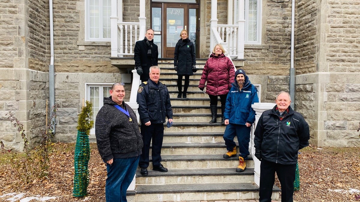 De gauche à droite: Monsieur Joël Durocher Grand Chevalier, Sylvain Caya, directeur du Service de sécurité incendie, Alain Cassista, directeur général à la Ville, Linda Charbonneau, directrice des ressources humaines, matérielles et informatiques
et directrice générale adjointe, Johanne Duguay, préposée aux prêts, Pascal Leblanc, responsable des eaux potables et usées, et monsieur Guy Charbonneau, maire de la Ville de Sainte-Anne-des-Plaines. Absente de la photo : Madame Mireille Bourget, responsable du Dépannage alimentaire.