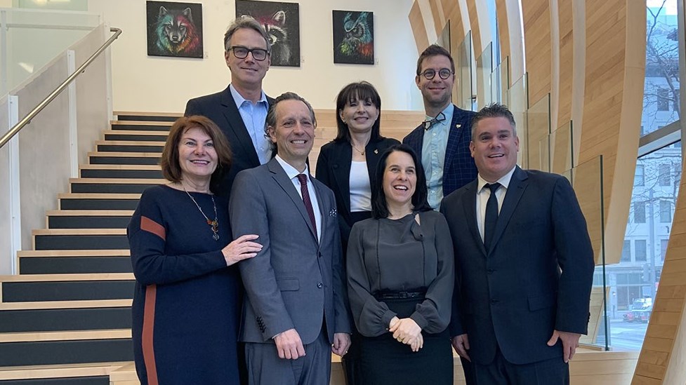 Valérie Plante, mairesse de Montréal et présidente de la CMM, entourée des maires des communes limitrophes, travaillent à freiner l'étalement urbain en développant notamment un transport collectif repensé. 