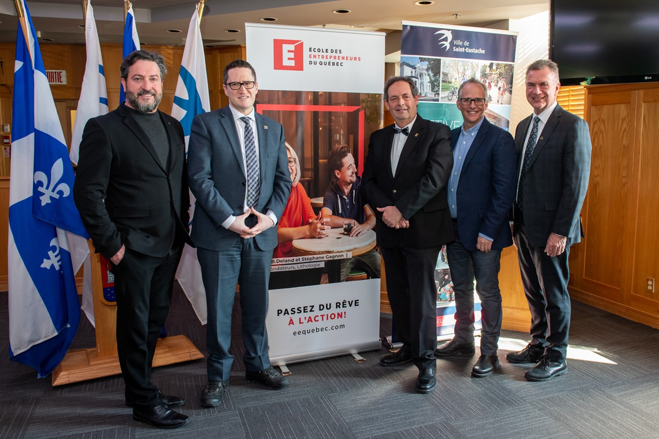 De gauche à droite: Bruno Laroche, maire de Saint-Hippolyte, préfet de la MRC de la Rivière-du-Nord et président de la Table des préfets et des élus des Laurentides; Benoit Charette, député de Deux-Montagnes et ministre de l’Environnement et de la Lutte contre les changements climatiques; Pierre Charron, maire de Saint-Eustache; Michel Fortin, président-directeur général de L’École des entrepreneurs du Québec et  Denis Martin, maire de Deux-Montagnes et préfet de la MRC de Deux-Montagnes