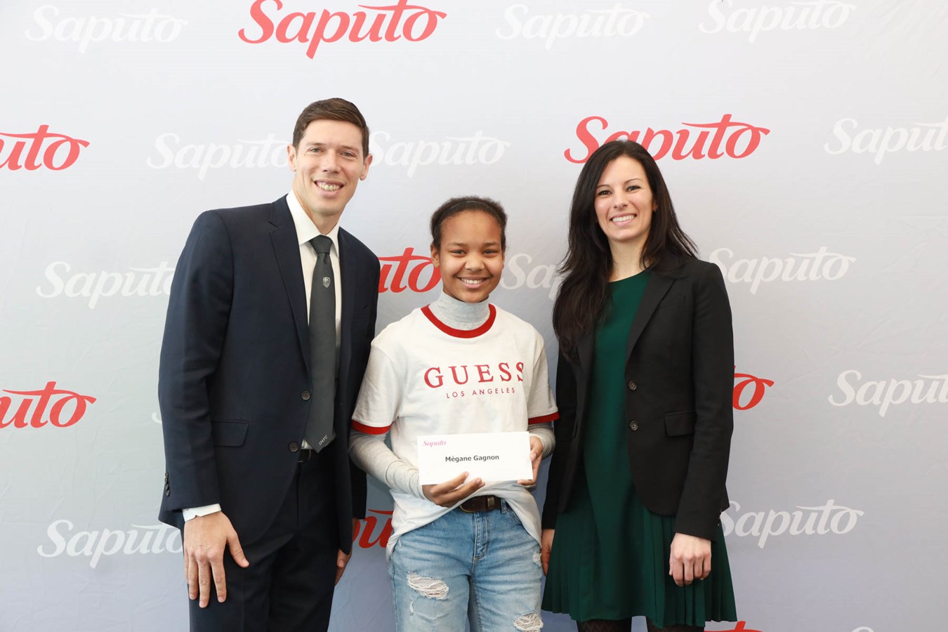 Mégane est accompagnée de Patrick Leduc, directeur administratif des opérations soccer de l'Impact, et de Stéphanie Roy, conseillère principale, relations communautaires chez Saputo.