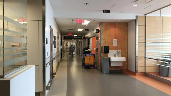 À partir du moment où la personne a été considérée comme un cas probable de COVID-19, les mesures de prévention et de contrôle ont été mises en place. Le transfert vers l’Hôpital général juif de Montréal, a notamment été organisé.