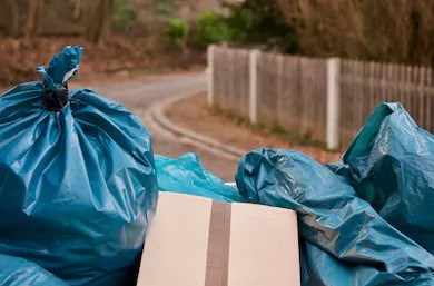Si possible, les citoyens sont invités à conserver leurs gros rebuts d’ici le retour de collectes. S’ils doivent être sortis, ils doivent être disposés sur le côté ou à l’arrière des résidences.
