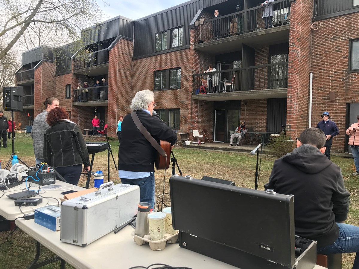 Un "Balconville" à Boisbriand rappelle aux aînés qu'ils ne sont pas seuls