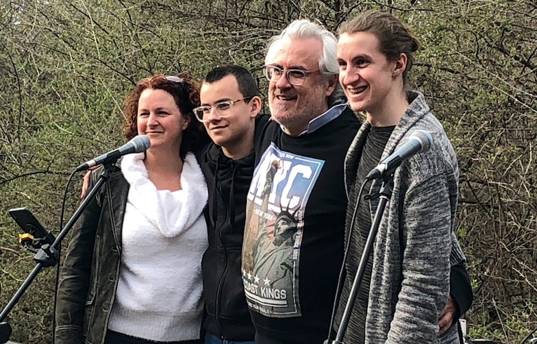 La famille Simard était là pour divertir les résidents et leur rappeler qu'ils n'étaient pas seuls.