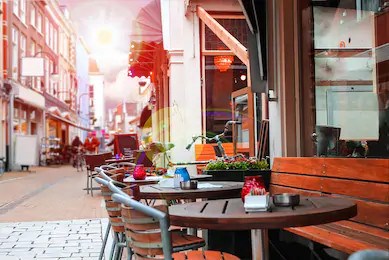 « Que vous travailliez dans un restaurant au coin de la rue ou dans un bureau du centre-ville, l'important est de pouvoir payer le loyer et mettre de la nourriture sur la table », a affirmé le premier ministre pour justifier sa décision.