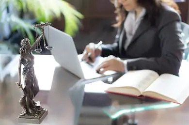 Les services juridiques figurent parmi les services essentiels et sont donc disponibles à compter de ce jour. Les consultations peuvent avoir lieu en personne, par visioconférence ou par téléphone.