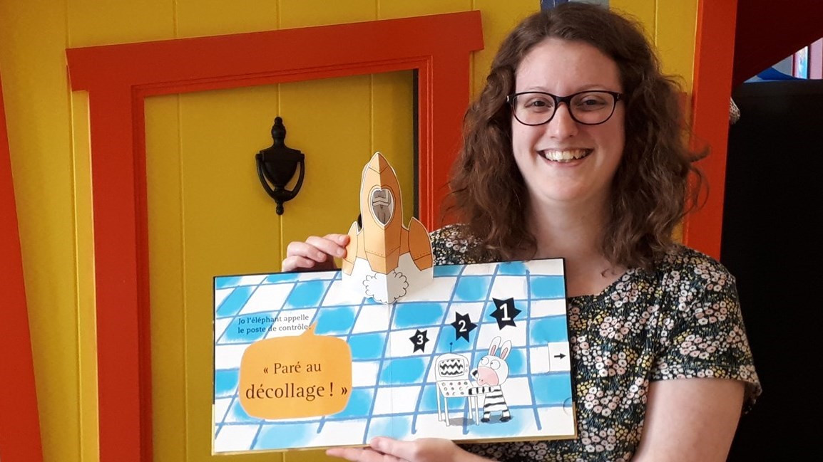 Rachel adore la musique, les livres drôles et la tarte aux pommes!
