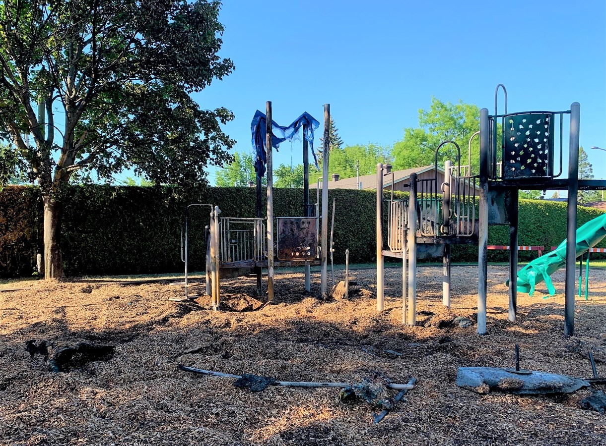 Le 17 juin dernier, un incendie de nature criminelle a éclaté en fin d’après-midi au parc Guy-Blanchard, situé sur la rue Libersan à Sainte-Thérèse.
