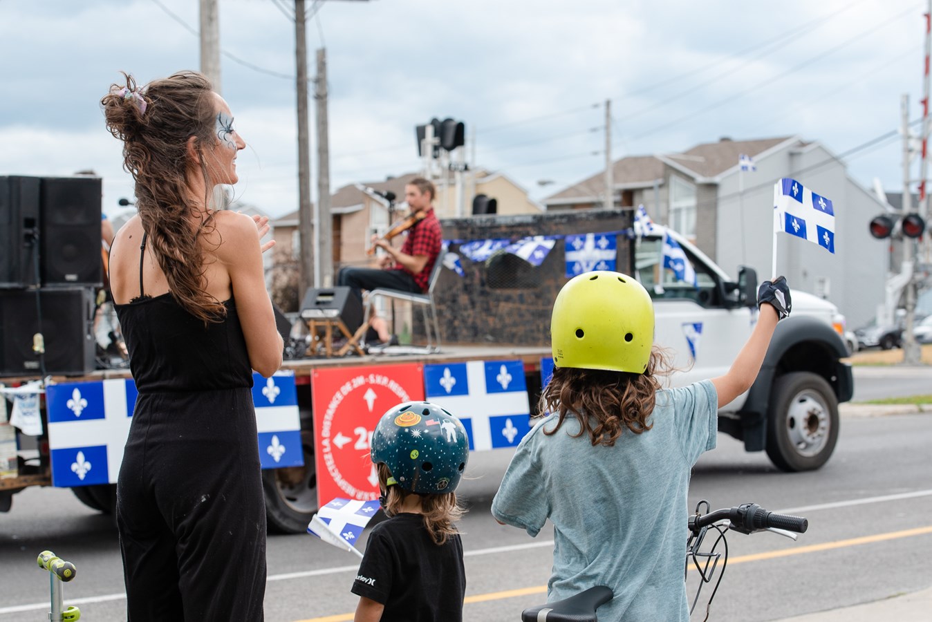 C’est sur trois parcours qu’autant de groupes d’artistes et d’amuseurs ambulants ont sillonné la ville, arborant fièrement les drapeaux du Québec pour souligner cette journée du 24 juin.
