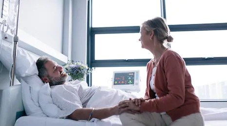 Il sera possible pour un proche de visiter un usager en centre de réadaptation ou à l’hôpital, ou un résident en CHSLD, à l’exception des milieux et unités en éclosion qui demeureront fermés aux visiteurs.