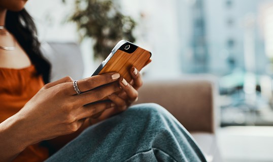 La plateforme de clavardage récemment lancée est disponible 7 jours sur 7. Les gens peuvent entamer une discussion avec une intervenante qualifiée en toute confidentialité et gratuitement.