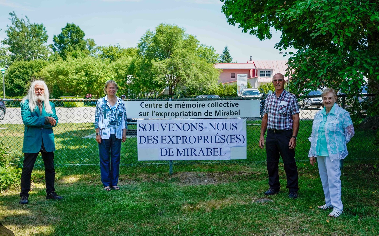 De gauche à droite: Armand Vaillancourt, sculpteur; Denise Beaudoin, codirectrice du projet; Marcel Denis, président du Syndicat de base de l’UPA de Sainte-Scholastique-Mirabel et Françoise Drapeau Monette, codirectrice du projet.