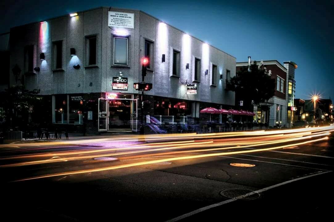 Les policiers du Service de police de la Ville de Saint-Jérôme (SPVSJ) ont constaté que le Mondo Bistro Lounge effectuait plusieurs manquements aux règles sanitaires ainsi qu’au non-respect de la distanciation sociale.
