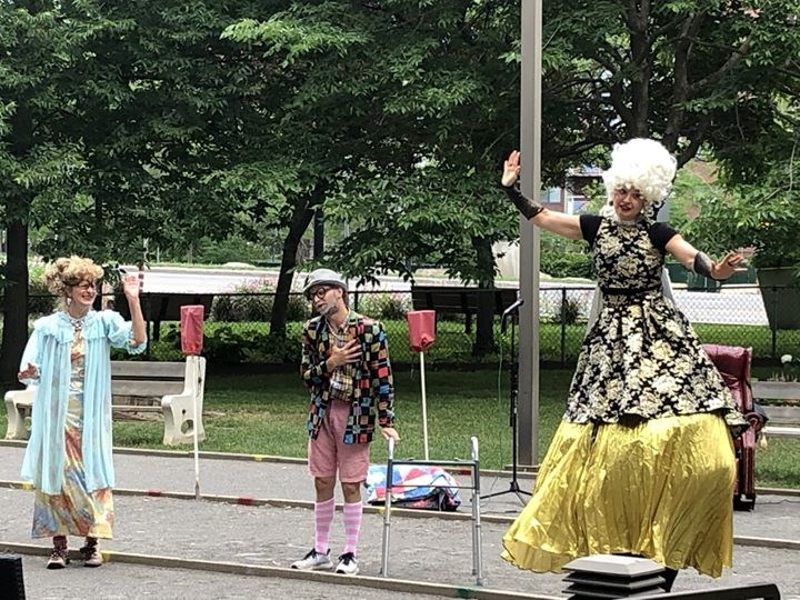 Du 2 au 31 juillet dernier, des artistes ont parcouru la ville de Laval afin d’offrir un spectacle aux personnes aînés, qui y assistaient depuis le balcon de leur résidence. Les aînés sont confiés depuis le 13 mars.